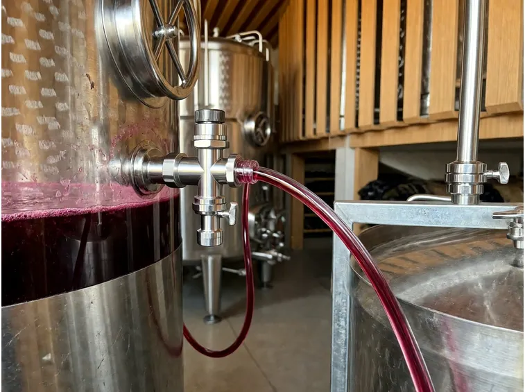 Come avviene il travaso pratico in cantina