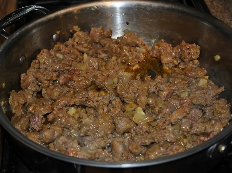Risotto al vino rosso e salsiccia