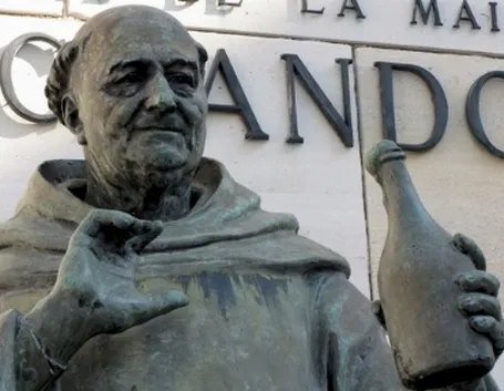 La statua dedicata a Dom Perignon