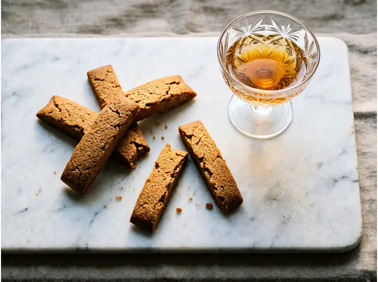 Cantucci e Vin Santo: biscotti friabili e il vino giusto per l'inzuppo