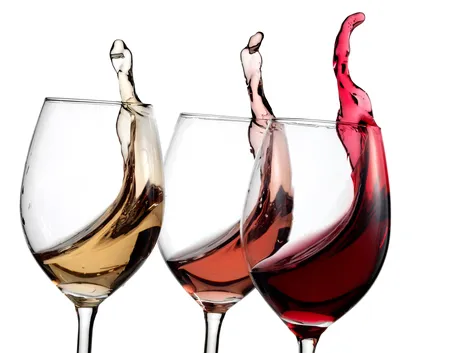 Bicchieri con vino rosso, rosato e bianco
