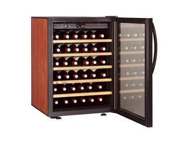una cantina industriale per la conservazione del vino