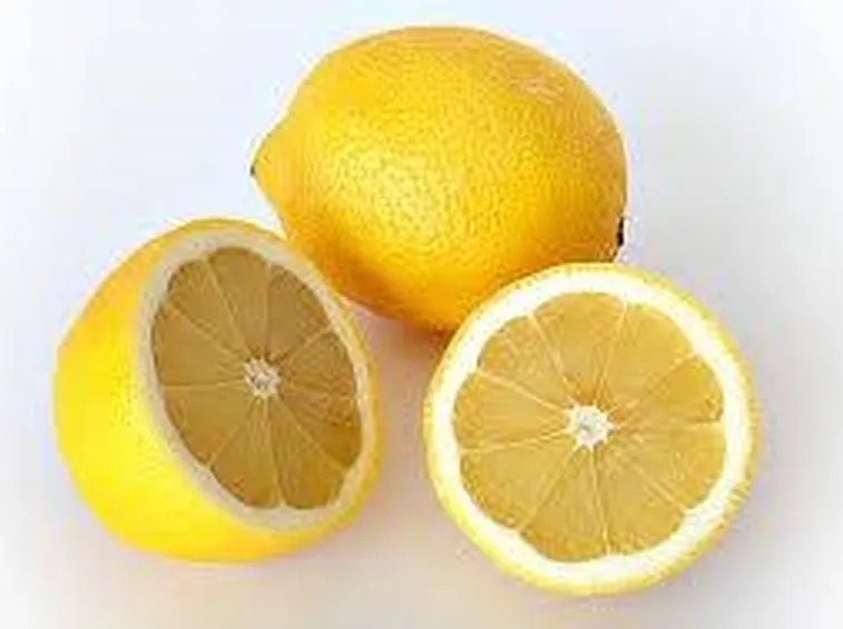 Il limone è uno degli sgrassanti naturali più efficaci