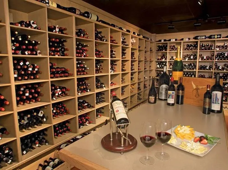 La cantina di una delle piu grandi collezioni private di vino in Florida con piu di 500000 bottiglie