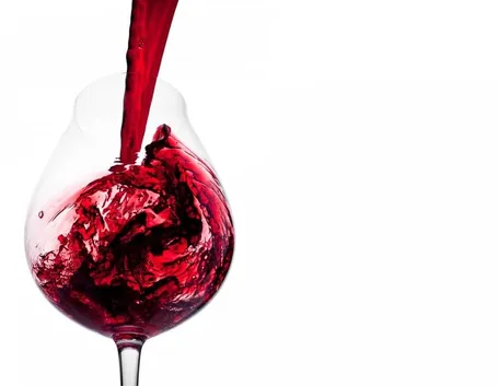 Donna che beve un bicchiere di vino