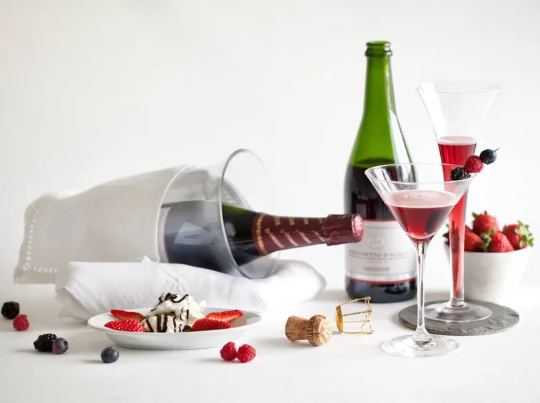 Bottiglie e calici di Brachetto d'Acqui, tipico vino spumante frizzante del Piemonte