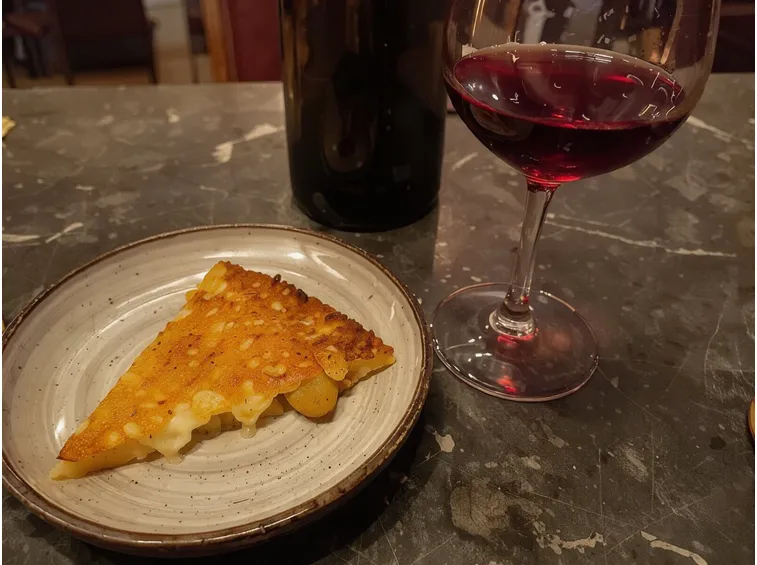 Perché il frico chiede un rosso con acidità e tannino