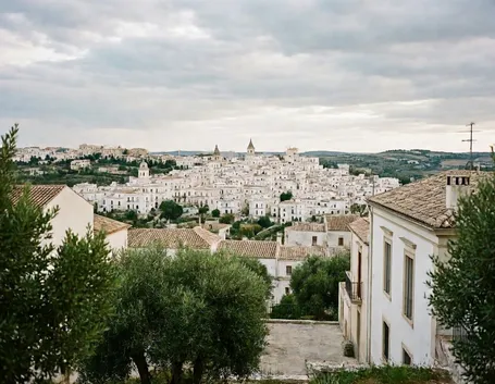 una veduta della bianca Ostuni