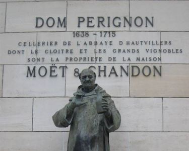 La statua del Dom nella sede di Moët