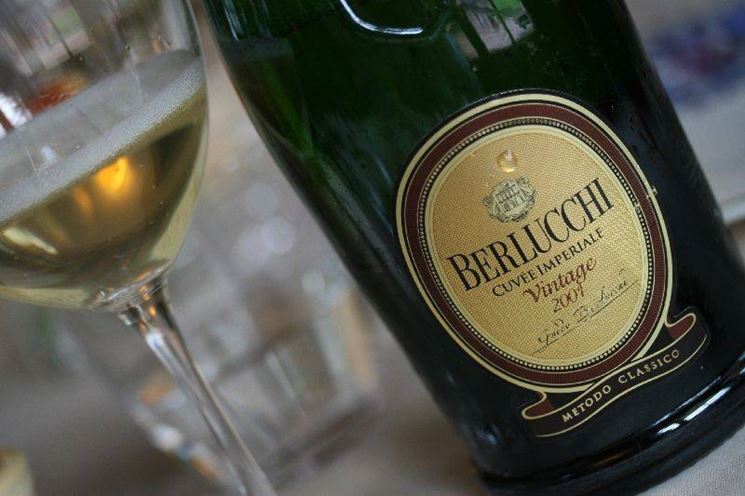 Bicchiere e bottiglia di berlucchi cuvee imperiale