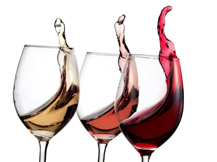 Bicchieri con vino rosso, rosato e bianco