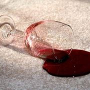 una macchia di vino rosso difficile da togliere