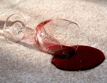 una macchia di vino rosso difficile da togliere