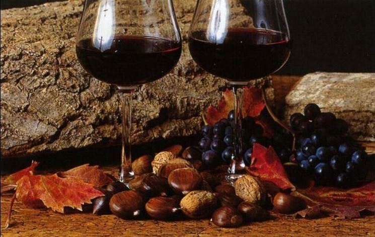 Due bicchieri di vino novello e castagne